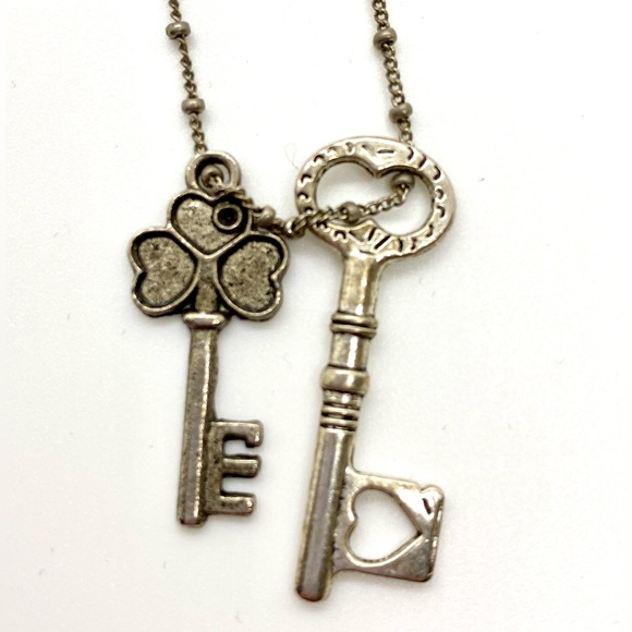 VINTAGE Anne Koplik • Silvertone Key Charm Chain Necklace OS - Picture 6 of 15